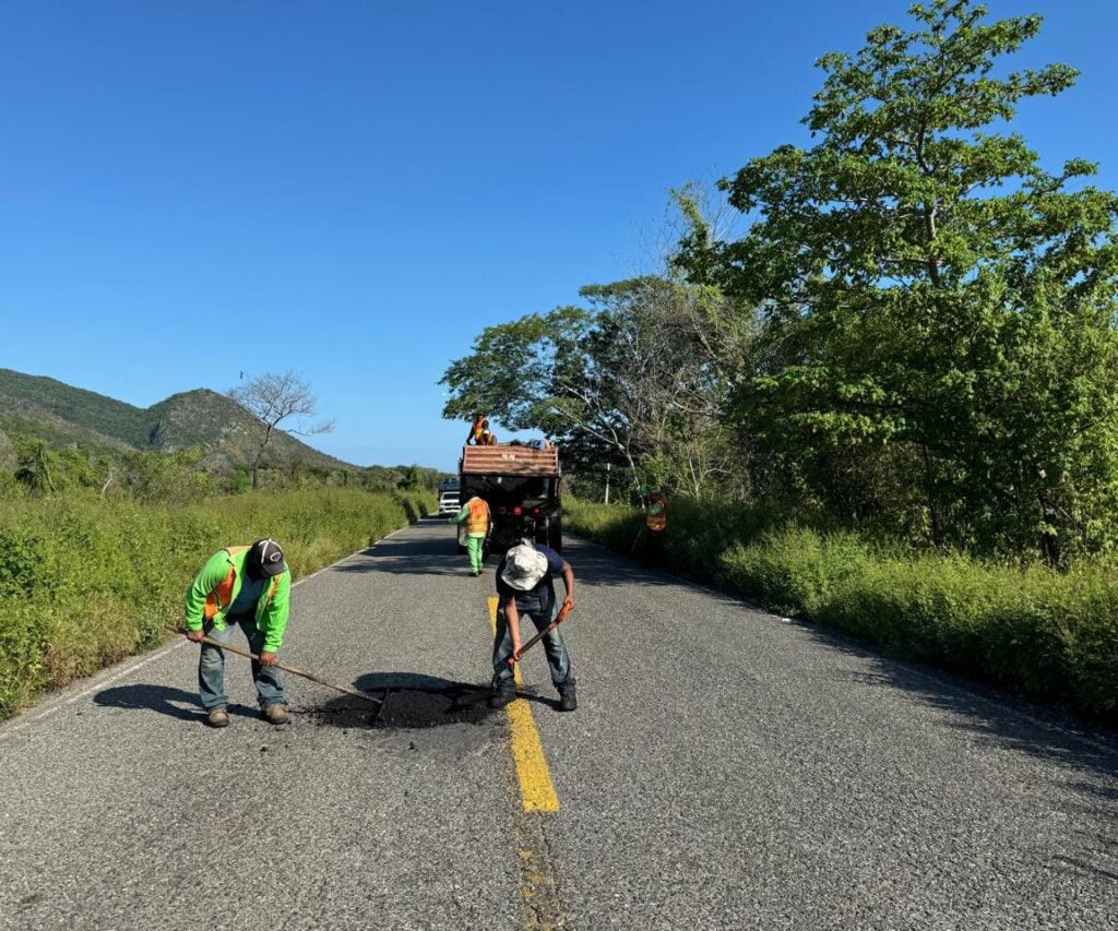 Saneamiento de carreteras del tramo Salina Cruz- Huatulco.