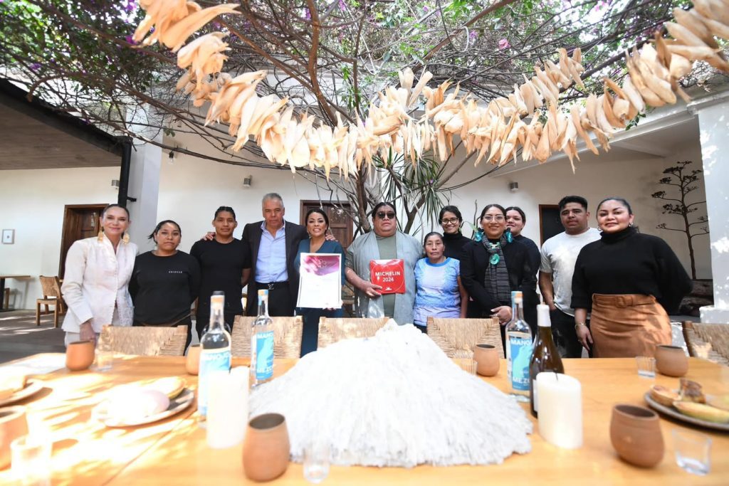 La Secretaria de Turismo, Saymi Pineda Velasco, entregó un reconocimiento al restaurante Criollo