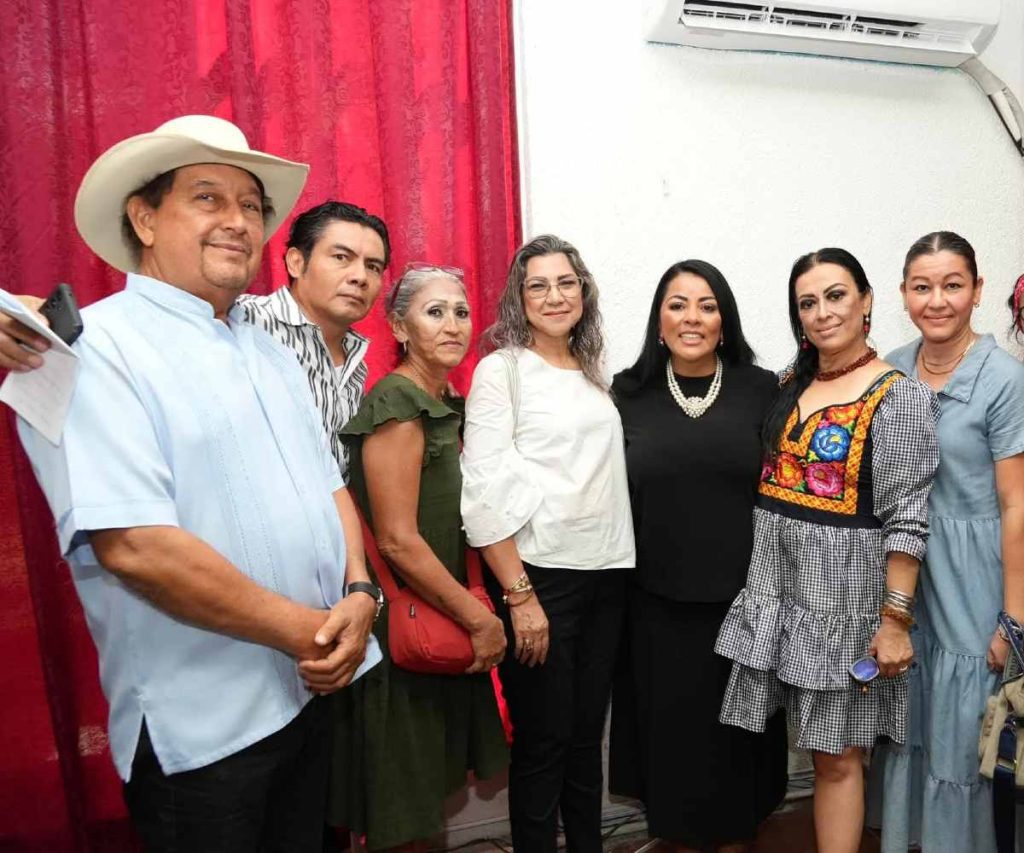 Saymi Pineda junto a autoridades de la región del Istmo de Oaxaca.